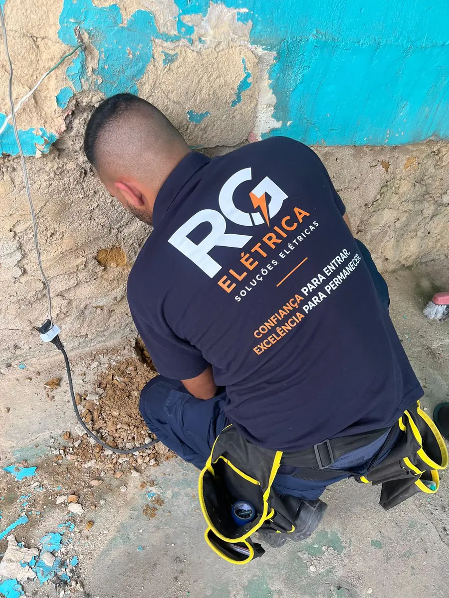 Profissional da RG Elétrica realizando serviço