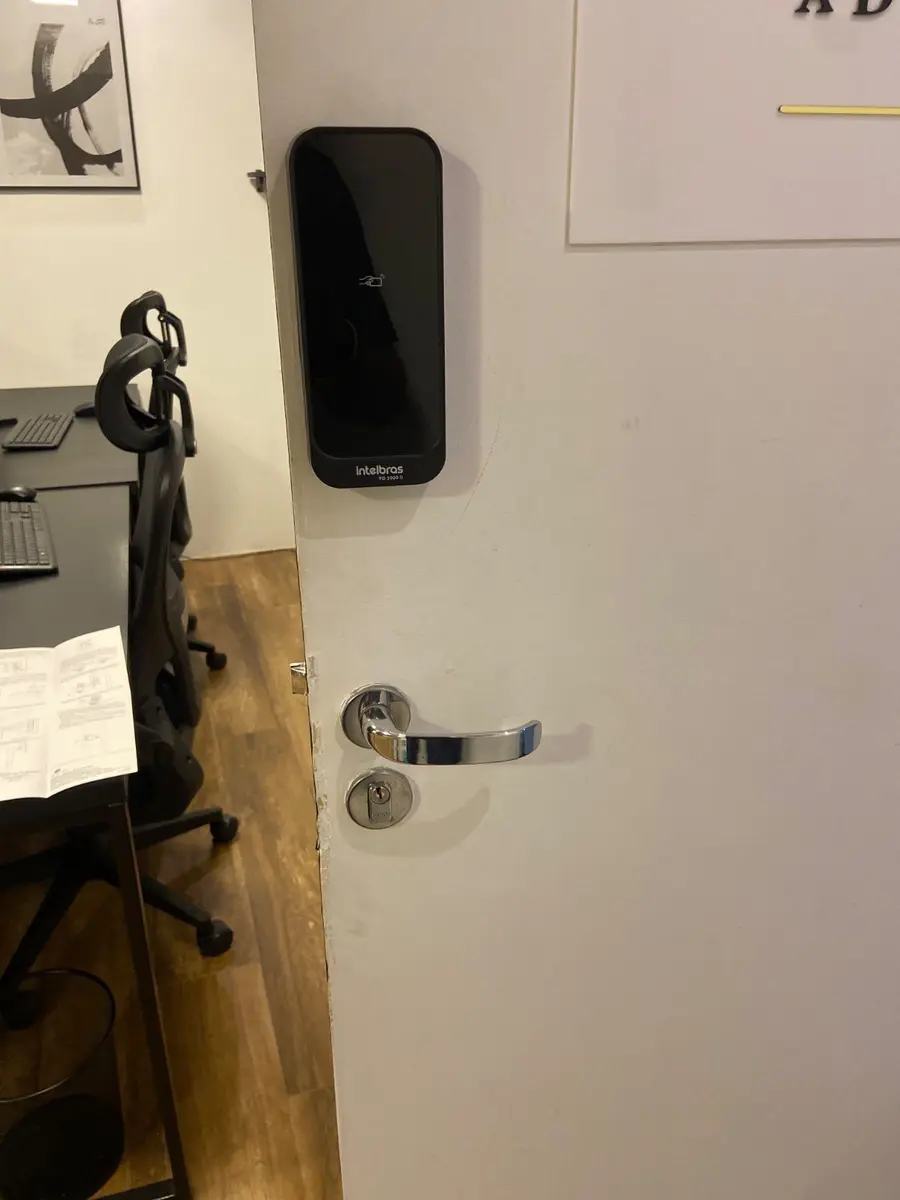 Fechadura digital Intelbras instalada em porta comercial