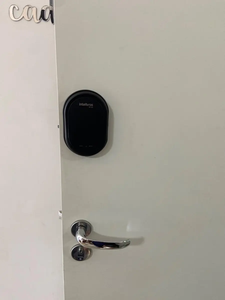 Fechadura digital Intelbras de sobrepor instalada