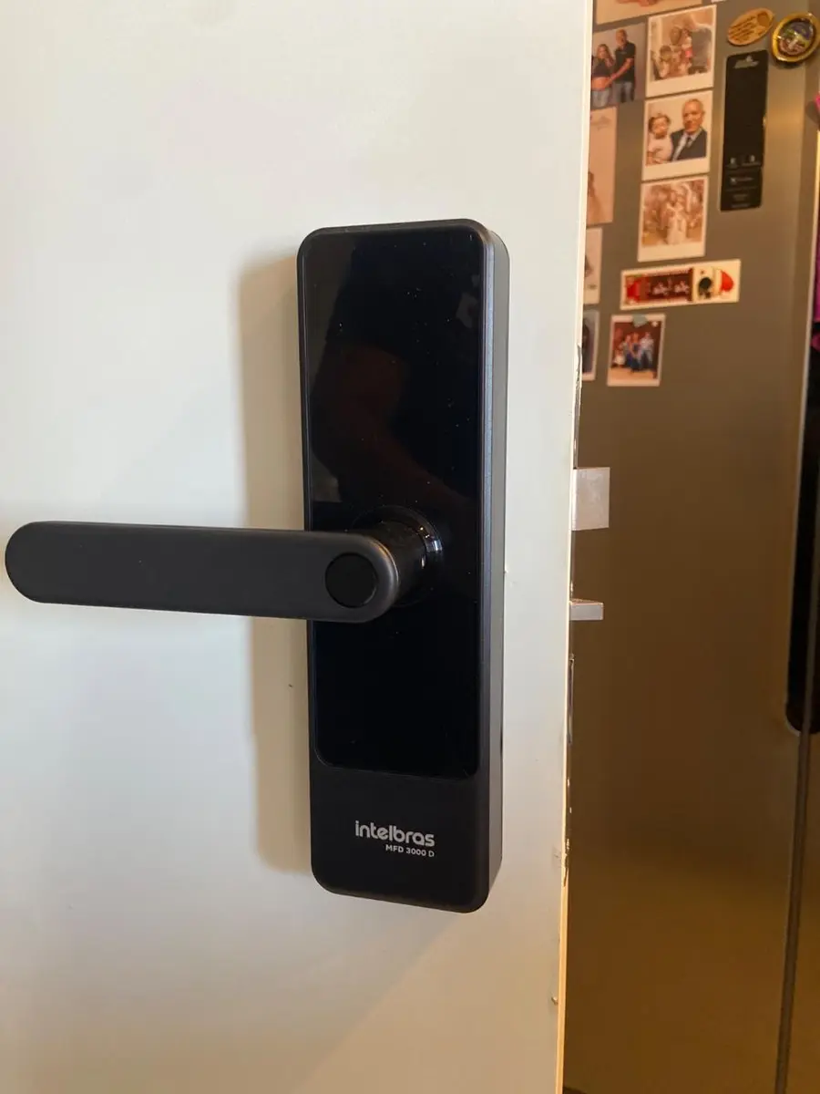 Fechadura digital Intelbras MFD 3000 instalada