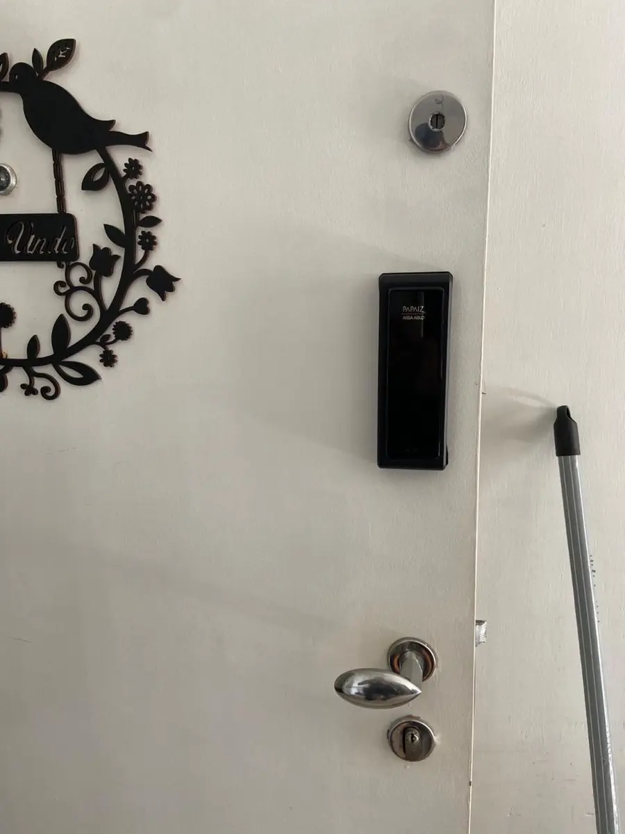 Fechadura digital Papaiz instalada