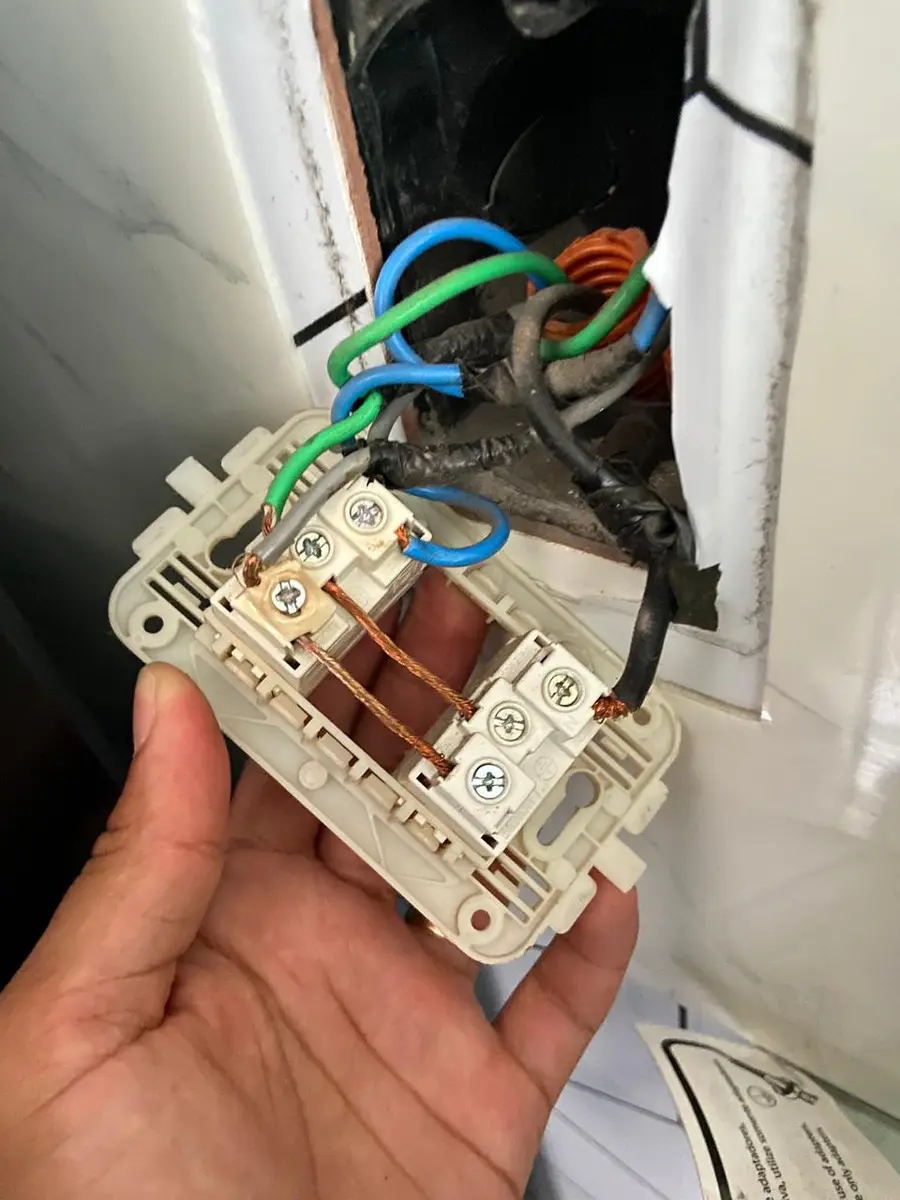Ligação improvisada encontrada antes do reparo elétrico